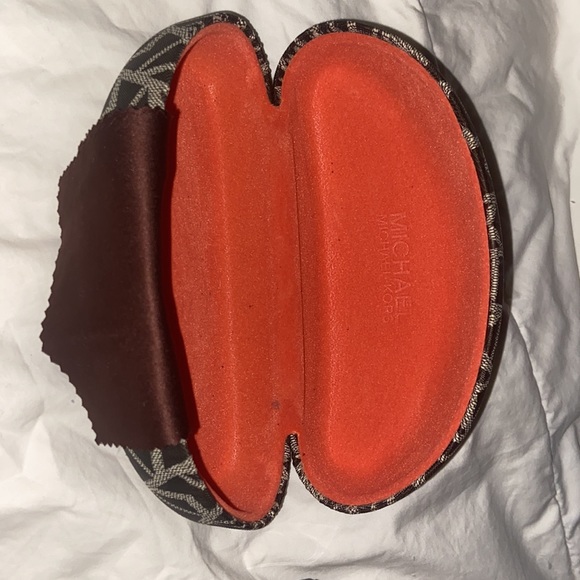 Michael kors,sunglasses with case and lens wipe. - Picture 4 of 4